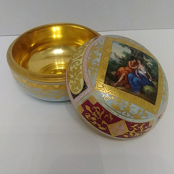 unknown Other - Hand-painted porcelain trinket box